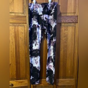 GAIAM purple/black/white marble leggings in size women’s medium